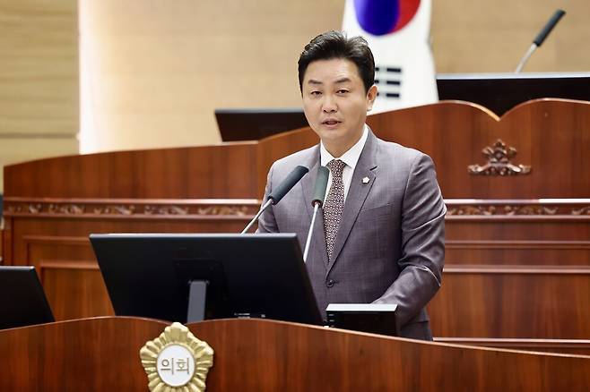 천안시의회는 23일 열린 제287회 임시회 제1차 본회의에서 김철환 의원(국민의힘, 성환읍·직산읍·입장면)이 5분발언을 하고 있다. ⓒ천안시의회 제공