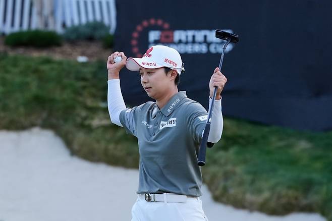 김효주가 23일(한국시간)  포티넷 파운더스컵에서 정상에 오른 뒤 양팔을 들고 우승을 자축하고 있다.  멘로파크  |  AP뉴시스