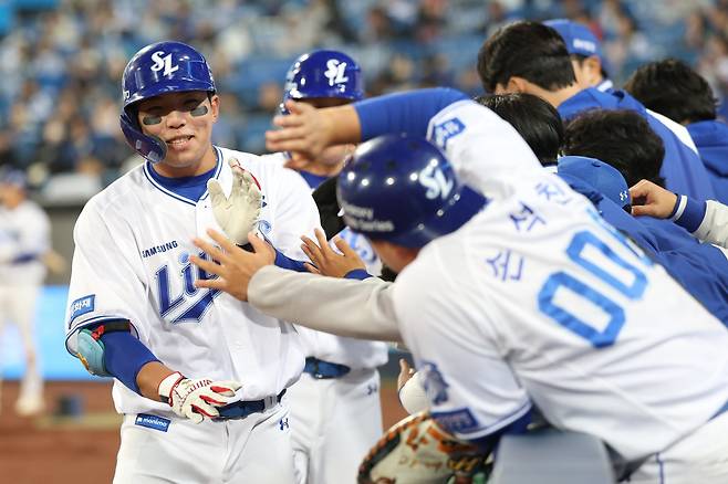 삼성 김영웅(왼쪽)이 23일 대구삼성라이온즈파크서 열린 ‘2026 신한 SOL KBO리그’ 시범경기 KIA와 홈경기서 4회말 투런 홈런을 치고 동료와 기쁨을 만끽하고 있다. 사진제공｜삼성 라이온즈