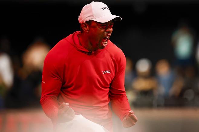 스크린골프 리그 TGL의 주피터 링크스 GC를 이끌고 있는 타이거 우즈가 지난 4일 열린 더베이 GC와의 경기에서 승리가 확정되는 순간 환호하고 있다.  TGL 홈피 캡처