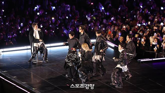 방탄소년단(BTS)이 21일 서울 광화문광장에서 컴백 기념 공연인 ‘BTS 컴백 라이브: 아리랑’ 공연을 펼치고 있다. 2026.3.21 사진공동취재단