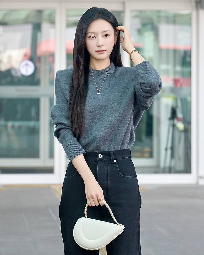 김지원이 22일 인천공항 출국 패션으로 화제를 모았다. 불가리 제공