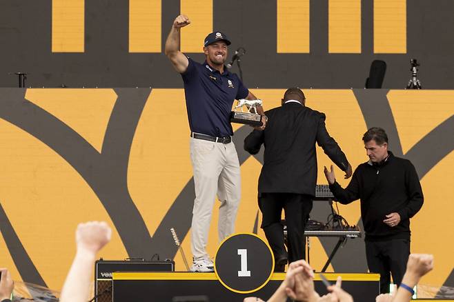 브라이슨 디섐보가 22일(현지시간) 요하네스버그 인근 미드랜드의 더 클럽 앳 스테인시티에서 끝난 LIV 골프 남아프리카공화국 대회에서 우승한 뒤 트로피를 들고 환호하고 있다. 게티이미지코리아