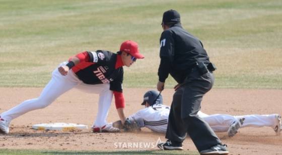 2026 신한 SOL Bank KBO리그 시범경기 두산 베어스 대 KIA 타이거즈 경기가 22일 서울 잠실야구장에서 열렸다. 두산 7회말 2사 1,3루에서 1루 대주자 조수행이 2루 도루를 시도했으나 KIA 정현장에 태그아웃되고 있다. /사진=김진경 대기자