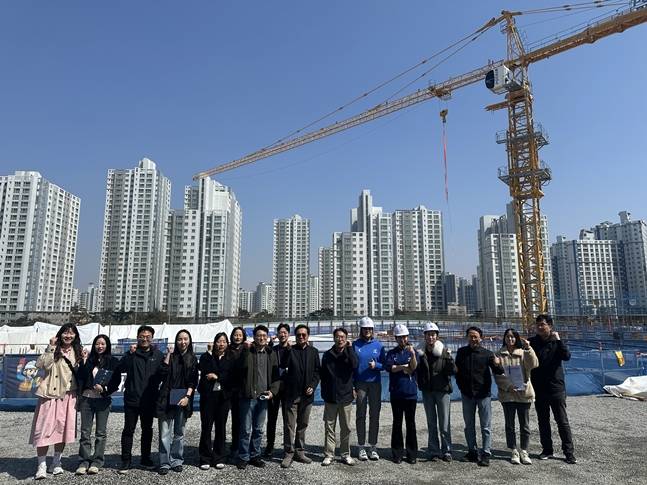 충남국제테니스장을 살핀 조정 방문단. /사진=충청 U대회 조직위원회