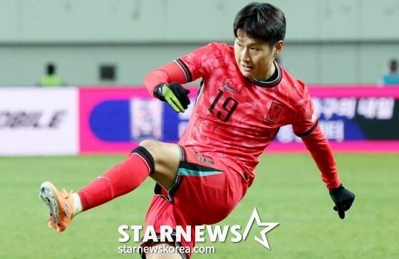 이강인이 왼발킥을 시도하고 있다.  /사진=김진경 대기자