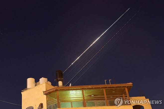 이스라엘을 향해 날아가는 이란의 집속탄 탑재 추정 미사일  [로이터 연합뉴스 자료사진. 재판매 및 DB 금지]