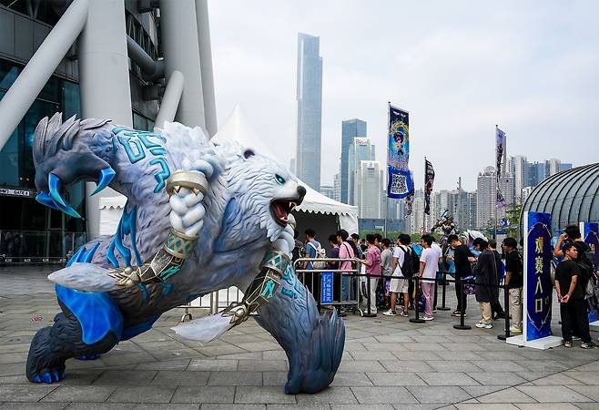 중국 광저우에서 열린 LoL TFT e스포츠 대회 현장     (광저우=연합뉴스) 김주환 기자 = 22일 중국 광저우 톈허구 광저우 타워에서 열린 리그 오브 레전드(LoL) 전략적 팀 전투(TFT) e스포츠 대회 'TFT 오픈 챔피언십(TOC)' 현장에 게임 팬들이 입장하고자 줄을 서고 있다. 2026.3.22 jujuk@yna.co.kr