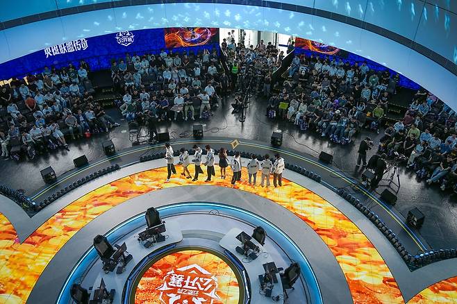 광저우 타워 메운 e스포츠 열기     (광저우=연합뉴스) 김주환 기자 = 22일 중국 광저우 톈허구 광저우 타워에서 열린 리그 오브 레전드(LoL) 전략적 팀 전투(TFT) e스포츠 대회 'TFT 오픈 챔피언십(TOC)' 현장에서 진행된 사전 이벤트에 팬들이 모여 있다. 2026.3.22 jujuk@yna.co.kr