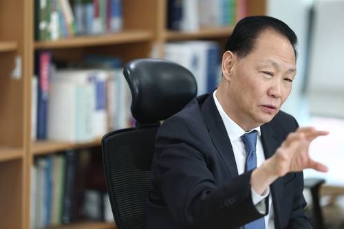 연합뉴스와 인터뷰 중인 김진우 교수 [윤동진 기자 촬영]