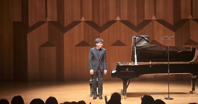 관객에 인사하는 한지호 (서울=연합뉴스) 임순현 기자 = 피아니스트 한지호가 21일 예술의전당에서 바흐의 '골드베르크 변주곡' 연주를 마친 뒤 관객에게 인사하고 있다. 2026.03.21 hyun@yna.co.kr