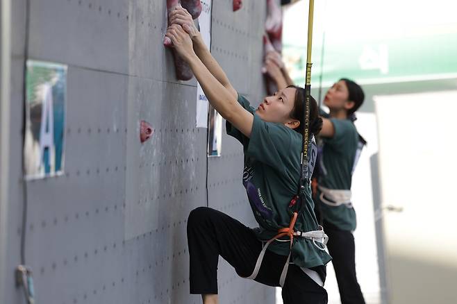 스피드 여자부 경기에 출전한 정지민(왼쪽) [대한산악연맹 제공. 재판매 및 DB 금지]