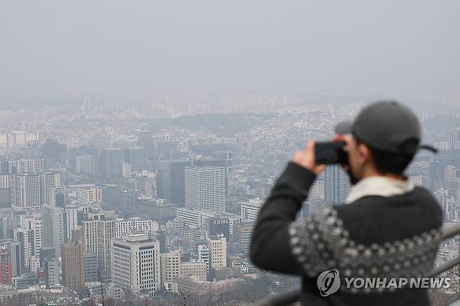 초미세먼지로 뿌연 서울 시내 [연합뉴스 자료사진]