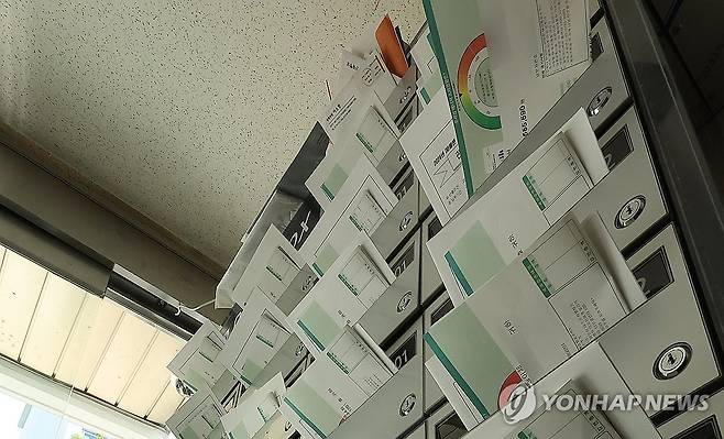 우편함마다 놓인 관리비 고지서 [연합뉴스 자료사진]