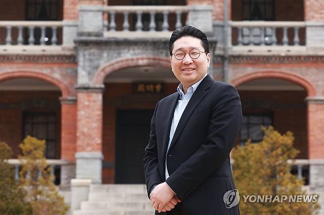 이상현 문화유산국민신탁 이사장 인터뷰 (서울=연합뉴스) 진연수 기자 = 이상현 문화유산국민신탁 이사장이 지난 5일 서울 중구 덕수궁 중명전에서 연합뉴스와 인터뷰에 앞서 포즈를 취하고 있다. 2026.3.8 jin90@yna.co.kr