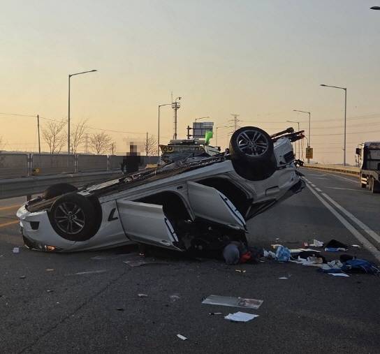 충돌사고로 전복된 합류 차량 [당진소방서 제공. 재판매 및 DB 금지]