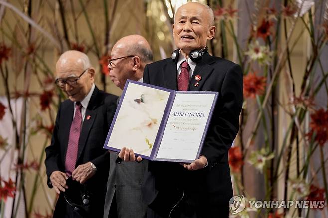 노벨평화상 받은 니혼히단쿄 대표위원들 [EPA 연합뉴스 자료사진. 재판매 및 DB 금지]