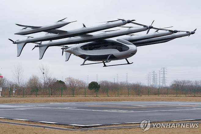 시험 비행 중인 중국 전기수직이착륙기 [AP 연합뉴스 자료사진. 재판매 및 DB금지]