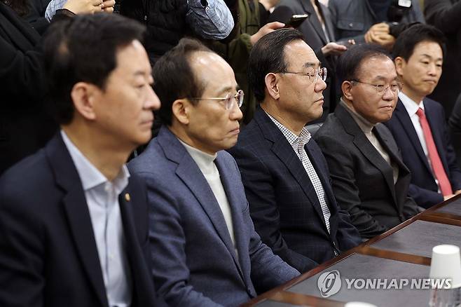 눈 감은 주호영 의원 (대구=연합뉴스) 김현태 기자 = 22일 오전 국민의힘 대구시당에서 열린 장동혁 대표와 지역 국회의원의 비공개 연석회의에서 주호영 의원이 눈을 감고 있다. 장 대표는 이날 대구시장 공천과 관련해 지역의원들을 만나러 왔다. 2026.3.22 mtkht@yna.co.kr