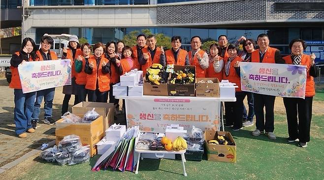 홀로 사는 노인 생일상 차려주기 나선 진위면 주민자치회 [평택시 제공. 재판매 및 DB 금지]