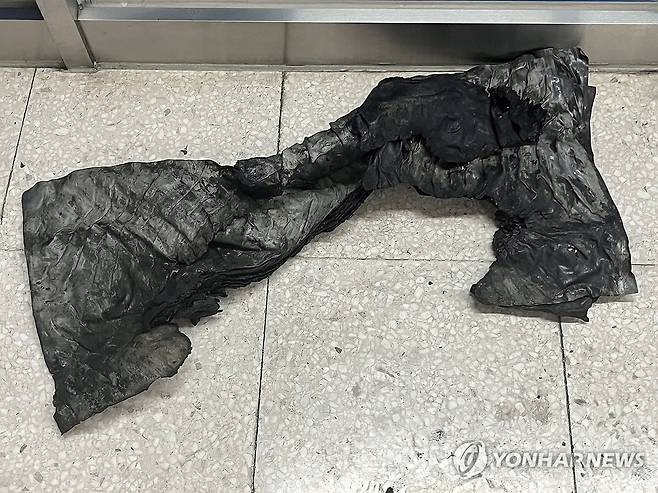 불에 탄 냉각탑 내장재 (대구=연합뉴스) 황수빈 기자 = 23일 낮 12시 5분께 대구 도시철도 1호선 진천역 지하 환기실에서 냉각탑 절단 작업 중 불티가 튀며 불이 발생해 1시간여 만에 꺼졌다. 사진은 불꽃이 튀어 불이 처음 붙은 것으로 추정되는 냉각탑 내장재. 2026.3.23 hsb@yna.co.kr