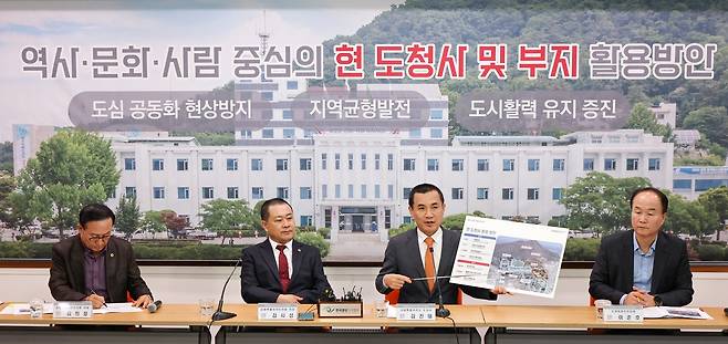 현 도청사 및 부지 활용 방안 브리핑하는 김진태 지사 [강원도 제공.재판매 및 DB 금지]