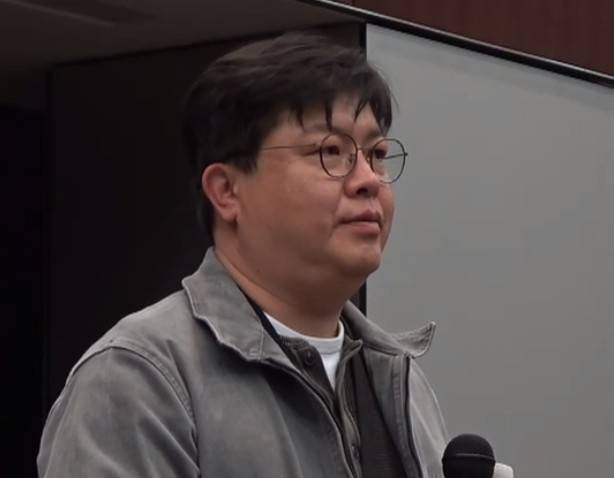 일본서 야스쿠니 합사 철회 소송 진행 손주 세대 박선재 씨    야스쿠니 신사에 무단합사된 희생자의 손주 세대 6명이 합사 철회를 요구하며 지난 9월 일본 도쿄지방재판소(지방법원)에 제기한 소송에 원고로 참여한 박선재 씨가 23일 2차 변론 참석 후 열린 온오프라인 보고 모임에서 인사하는 모습. [줌 캡처, DB화 및 재배포 금지]