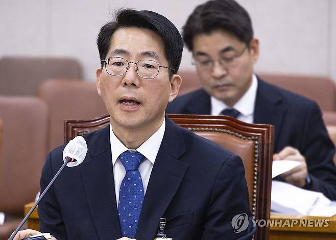 의원 질의에 답하는 황종우 해수부 장관 후보자 (서울=연합뉴스) 황광모 기자 = 황종우 해양수산부 장관 후보자가 23일 국회 농림축산식품해양위원회에서 열린 인사청문회에서 의원 질의에 답하고 있다. 2026.3.23 hkmpooh@yna.co.kr