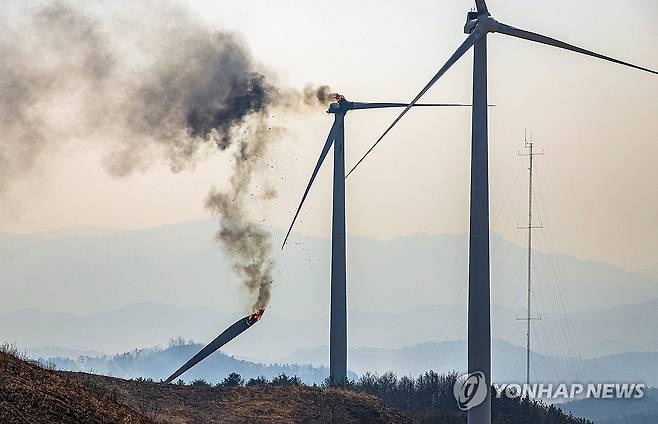 불길에 휩싸인 풍력발전기 (영덕=연합뉴스) 23일 오후 1시 11분께 경북 영덕군 영덕읍 창포리 풍력발전단지 내 한 풍력발전기에서 불이 난 가운데 발전기 프로펠러 등이 불길에 휩싸여 있다. 2026.3.23 [독자 제공. 재판매 및 DB 금지] sds123@yna.co.kr