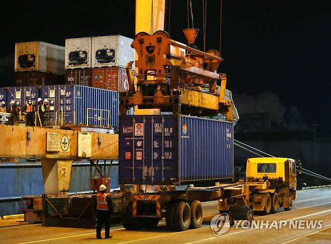울산항서 하역되는 차량용 요소 [연합뉴스 자료사진]