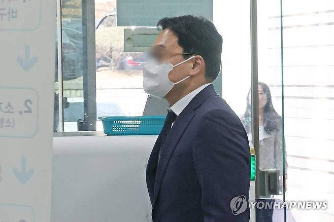 '재판거래 의혹' 부장판사, 영장심사 출석 (서울=연합뉴스) 임화영 기자 = 특정범죄 가중처벌법상 뇌물 수수 혐의를 받는 김모 부장판사가 23일 서울중앙지법에서 열린 구속 전 피의자심문(영장실질심사)에 출석하고 있다.
고위공직자범죄수사처(공수처)는 지난 18일 지역 로펌 변호사로부터 수천만원 상당의 금품을 받고 재판 편의를 봐준 정황이 드러난 부장판사에 대해 구속영장을 청구했다. 2026.3.23 hwayoung7@yna.co.kr