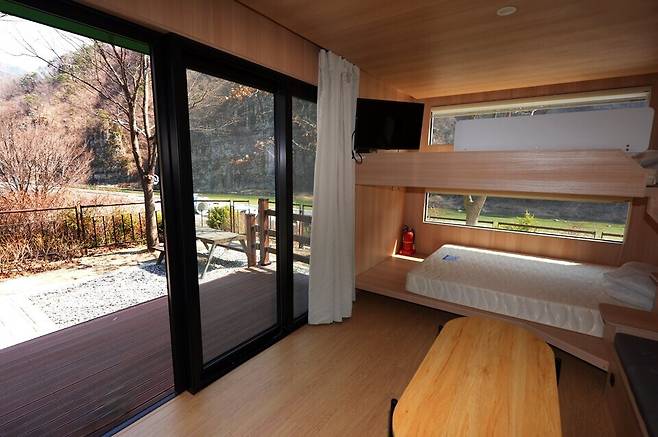 ▲ 청량산 수원캠핑장 카라반 내부 모습. /사진제공=수원특례시