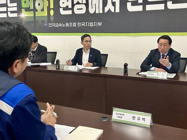 ▲ 유정복 인천시장이 24일 오후 한국GM 부평공장에서 열린 노조와의 간담회에서 발언하고 있다.