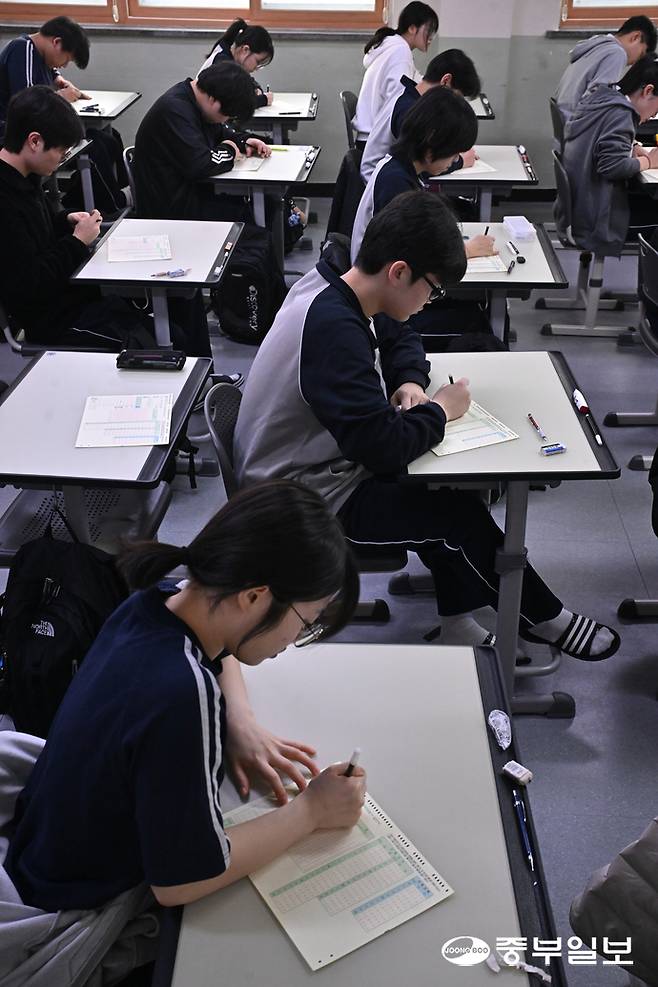 올해 첫 전국연합학력평가가 실시된 24일 오전 수원시 효원고등학교 3학년 교실에서 학생들이 시험을 준비하고 있다. 김경민기자