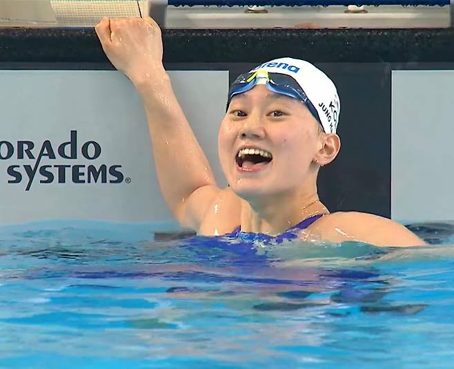 24일 경북 김천실내수영장에서 열린 2026 KB금융 코리아 스위밍 챔피언십 겸 경영 국가대표 선발대회 2일째 여자부 접영 200m 결선서 안양시청의 김윤희가 우승을 확정한 뒤 기뻐하고 있다. 사진=대한수영연맹 유튜브 캡처