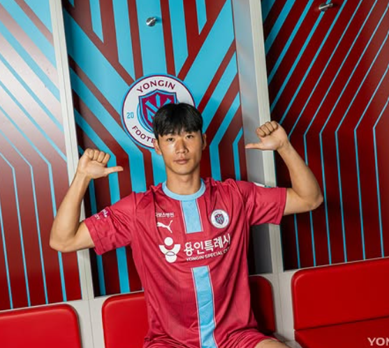 프로축구 K리그2 용인FC가 임대 영입한 최치웅이 입단 기념사진을 고 있다.