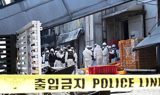 경찰과 소방, 국과수 등이 참여하고 유가족 2명이 참과한 화재현장 합동감식이 23일 현장에서 이뤄지고 있다. &nbsp;(사진=이성희 기자)