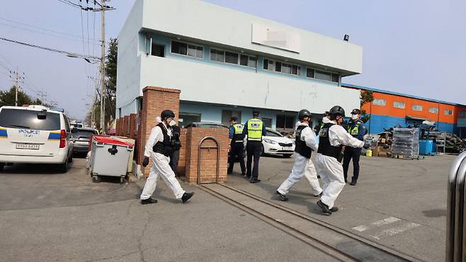 대전경찰청 안전공업 화재사건 수사전담팀이 24일 오후 대전 문평동 화재 감식을 위해 현장에 임장하고 있다. (사진=임병안 기자)