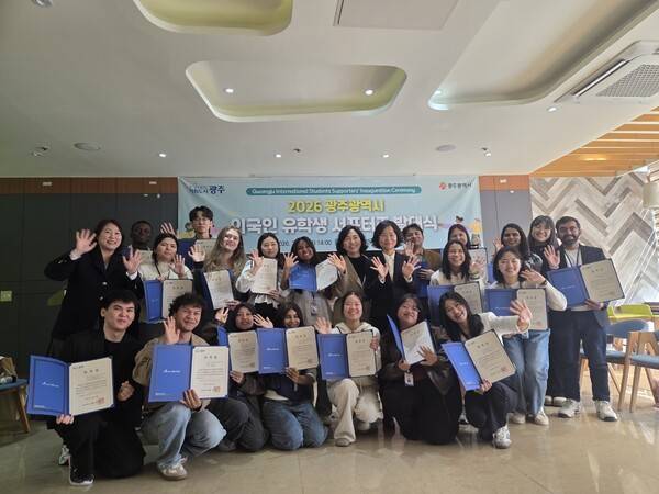 고광완 광주광역시장 권한대행이 24일 오전 시청 비즈니스룸에서 김학선 광주지방국세청장과 생계형 체납자 복지연계 업무협약을 체결한 후 기념촬영을 하고 있다. 광주광역시 제공