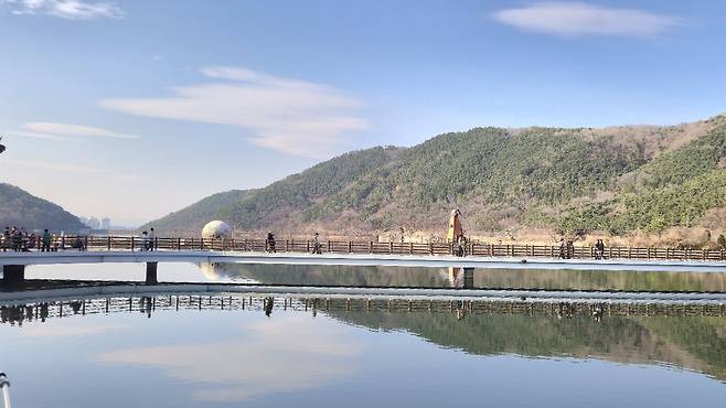 지난 22일 대구 달성군 송해공원에서 시민들이 따뜻한 봄 날씨 속에 산책과 나들이를 즐기며 여유로운 시간을 보내고 있다. /최상진기자