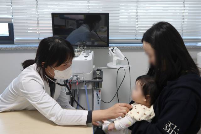 부산 센텀종합병원 소아청소년과 김민지 과장은 “성장클리닉에서는 아이의 현재 골연령, 사춘기 성숙도, 부모의 유전적인 키 모두를 고려해서 성인 최종 키를 예측한다”라며 “질병적 저신장이 아닌 추가적 키 성장이 목적이라면 자연적인 성장 노력을 시도하는 것이 먼저”라고 조언했다. 센텀종합병원 제공
