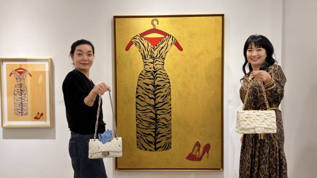 리빈갤러리에서 전시 중인 레오 킴 작품(끌림) 앞에서 킴미 킴 작품(Desire)을 든 두 작가 킴미 킴(왼쪽)과 레오 킴이 포즈를 취했다. 김은영 기자 key66@