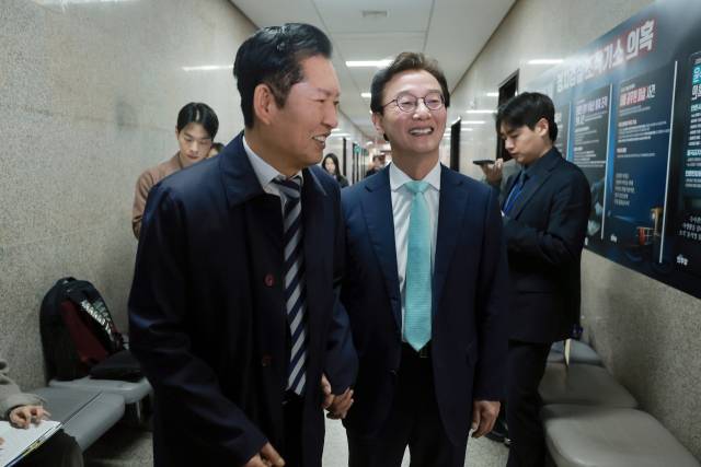 더불어민주당 정청래 대표가 24일 국회에서 민주당 전재수 의원을 만나 손을 잡고 당대표실로 향하고 있다. 연합뉴스