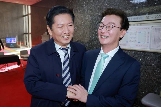 더불어민주당 정청래 대표가 24일 국회에서 부산 글로벌허브도시 조성에 관한 특별법안 관련 간담회에 참석하던 전재수 의원과 만나 대화하고 있다. 연합뉴스