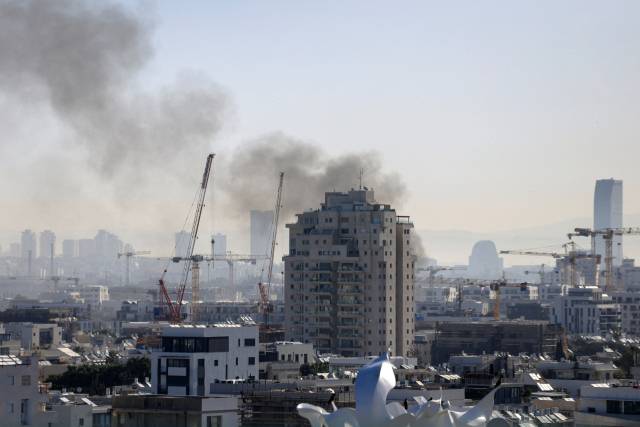 24일(현지 시간) 이스라엘 중부 텔아비브의 시가지가 이란의 미사일에 피격돼 연기가 피어오르고 있다. 사우디아라비아 등 걸프국 일부는 이란의 잇따른 공격에 대해 “인내심이 무한하지 않다”며 강경대응을 시사했다. 로이터연합뉴스