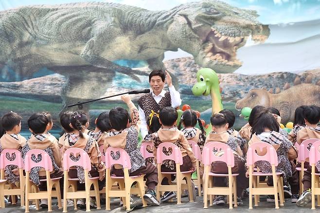 ▲ 대구 달서구청장이 지난해 '구청장이 들려주는 아동보호이야기' 사업을 진행하고 있다. 대구 달서구