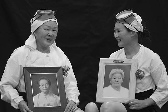 손춘숙(사진 왼쪽), 고명효 모녀 해녀. 열 일곱살에 물질을 시작한 어머니 해녀 손춘숙과 뒤늦게 어머니를 따라 해녀가 된 딸 고명효는 스스로 해녀의 삶을 선택할 수 밖에 없는 DNA를 지녔다. 고명효 해녀의 친할머니와 외할머니(영정 사진)도 모두 제주바다를 지킨 가문해녀였다. ⓒ 양종훈 사진가