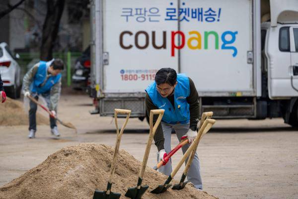 홍용준 쿠팡로지스틱스서비스CLS 대표이사가 직원들과 함께 이삭의집 운동장 정비 봉사를 하고 있는 모습 사진쿠팡로지스틱스서비스