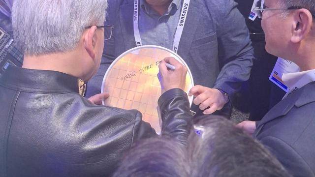 젠슨 황 엔비디아 최고경영자(CEO)가 GTC 2026에서 삼성전자 부스를 방문해 추론 특화 인공지능(AI) 가속기(GPU)인 '그록 3 LPU(언어처리장치)' 웨이퍼에 사인하고 있다. [사진=조성준 기자]