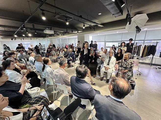 지난해 열린 ‘브라보 골든 보그’ 트렁크쇼 모습. 참여 브랜드들이 중년 관객에게 주요 제품과 스타일을 소개하고 있다.(이준호 기자)